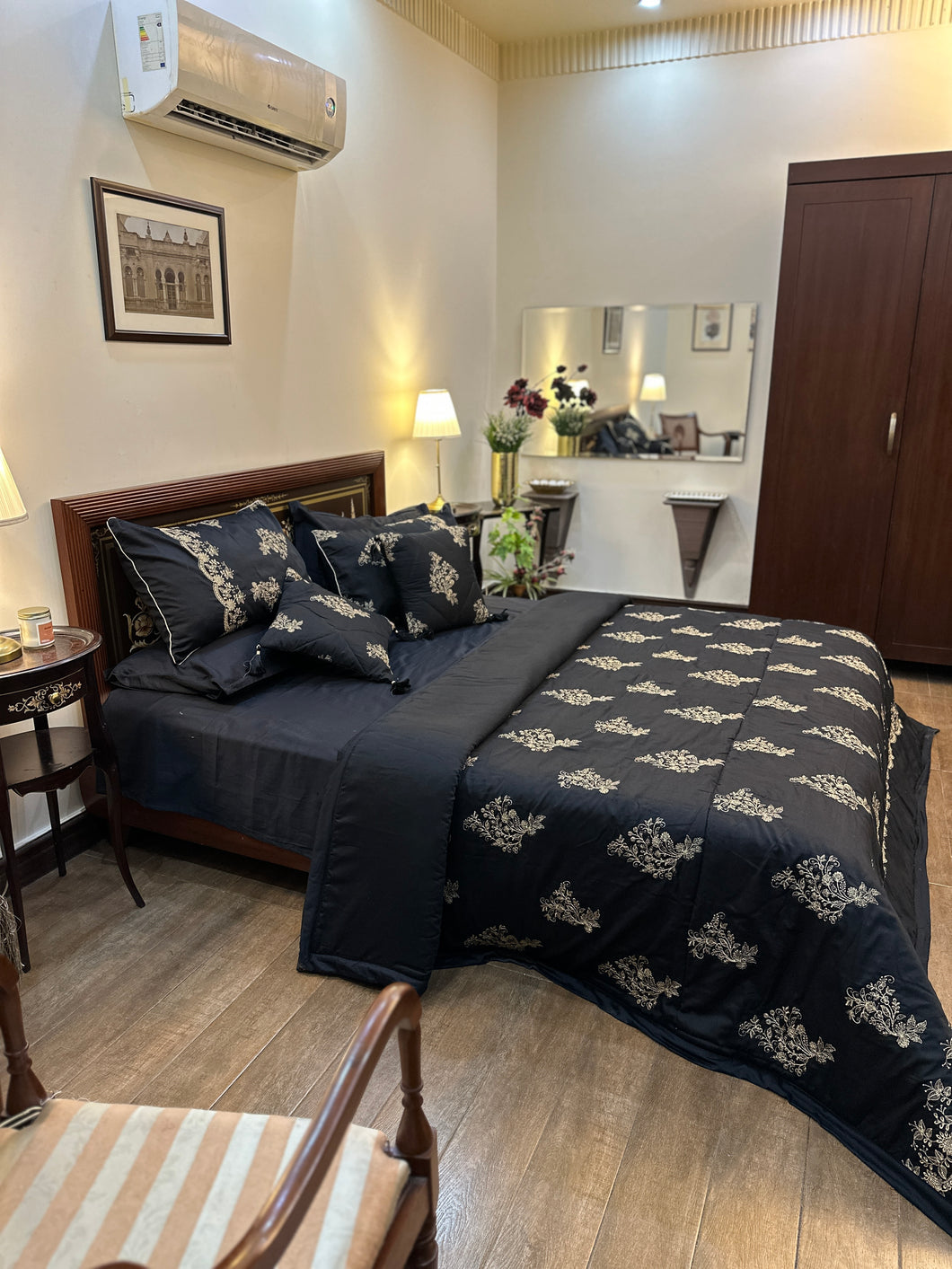 Siyah e-Zewar — Black & Gold Bridal Chicken Kari Set (8-Piece)